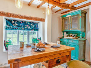 Kitchen/Breakfast Room- click for photo gallery